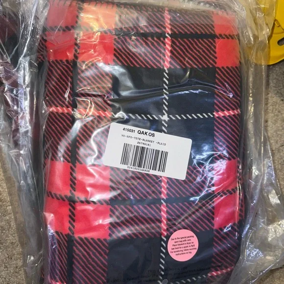 Victoria’s Secret Plaid Tote Weekender Bag And Cozy Sherpa Blanket Set - Picture 6 of 8